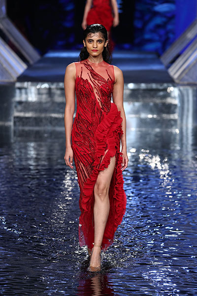 Lakme Fashion Week: Kareena Kapoor Khan scorches the ramp