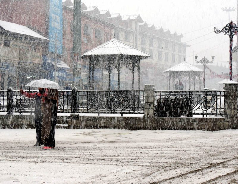 Jammu and Kashmri experiences fresh spell snowfall