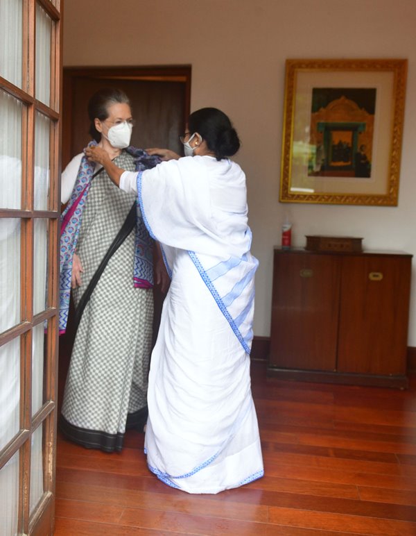 Mamata Banerjee meets Arvind Kejriwal, Sonia Gandhi in Delhi