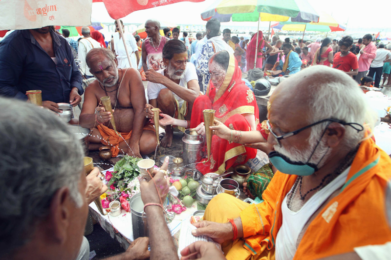 Devotees offer milk to Shivalingam at Prayagraj