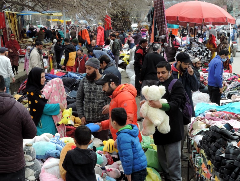 Srinagar abuzz with shopper