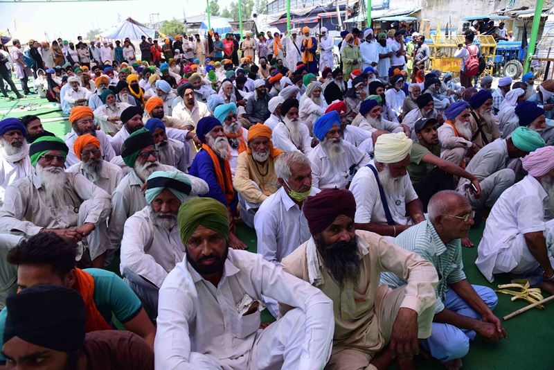 A glimpse of protesting farmers having lunch at Singhu border