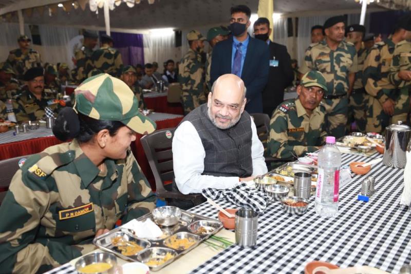 Amit Shah having dinner with BSF personnel at BSF camp in Jaisalmer