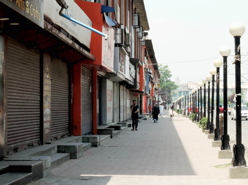 COVID: Shops and business establishments remained closed in Srinagar