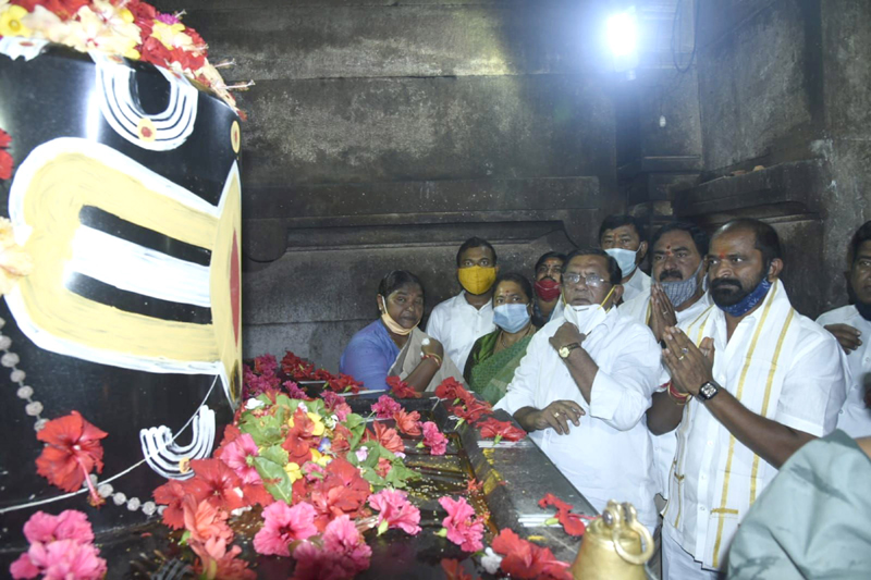 Telangana Sports Minister V Srinivas Goud offer prayer at Ramappa Temple in Mulugu District
