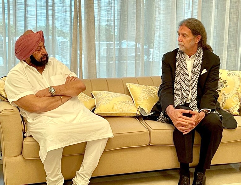 Amarinder Singh talking with German Ambassador to India