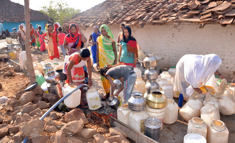MP village women stand in queue for water