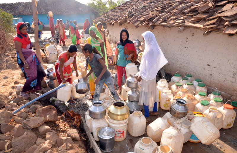 MP village women stand in queue for water