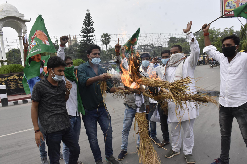 RJD students wing activists burn Nitish Kumar's effigies in Patna