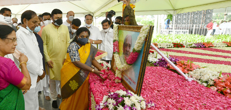 Dr. Tamilisai Soundarajan pays floral tribute to PV Narsimha Rao