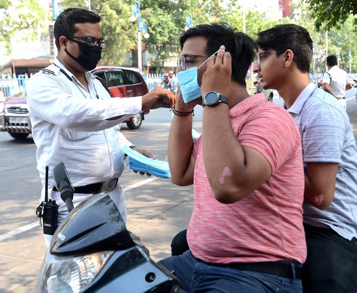 Kolkata Police distribute masks to common people