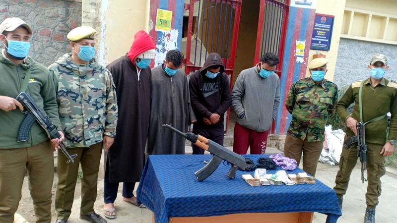 J&K Police arrest three extortionists with dummy weapons in Budgam