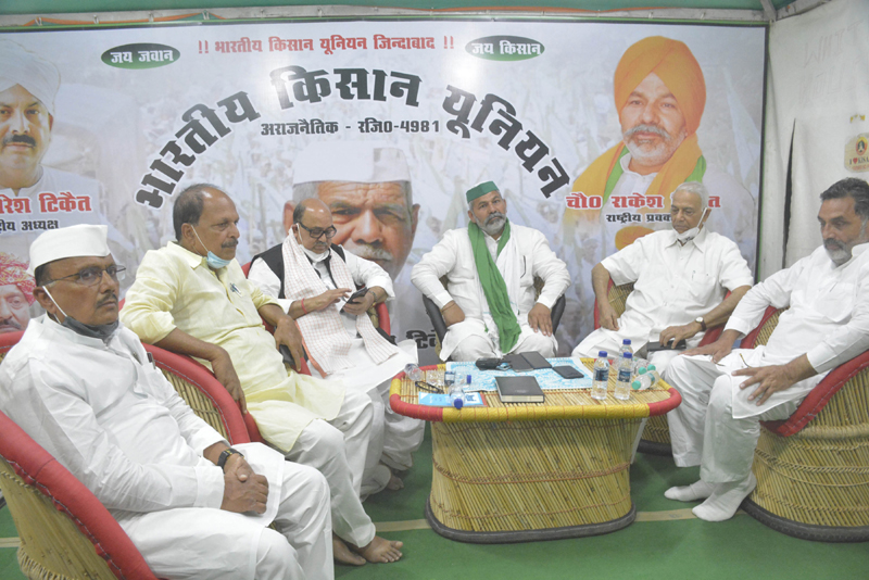 Yashwant Sinha meeting farmer leader Rakesh Tikait at Ghazipur border