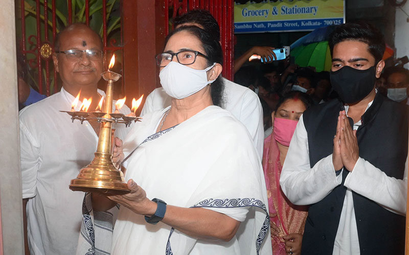 West Bengal: Mamata Banerjee, Abhishek Banerjee offer prayers at temple in Bhabanipur