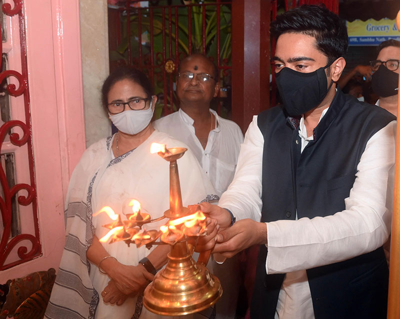 West Bengal: Mamata Banerjee, Abhishek Banerjee offer prayers at temple in Bhabanipur