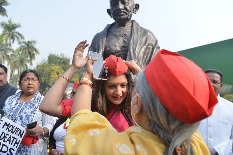 Opposition MPs wear red caps after Modi takes 'Laal Topi' jibe at Samajwadi Party