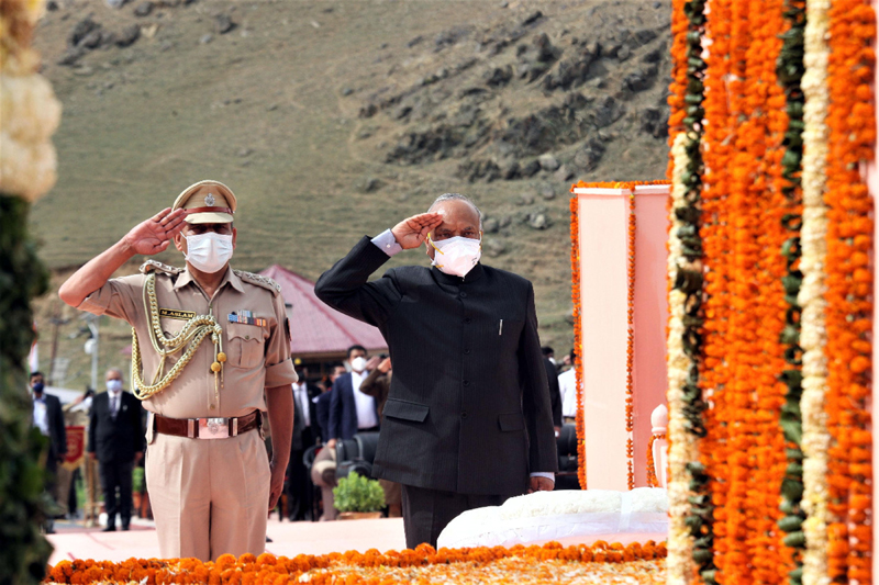 Ladakh Lt Guv pays tribute on Kargis Diwas