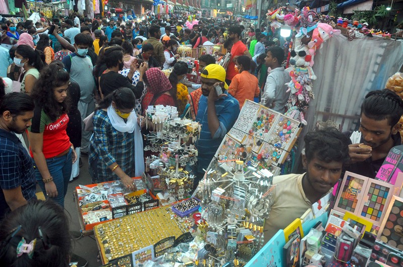 Puja shopping reaches its peak in Kolkata as markets and malls witness heavy crowd