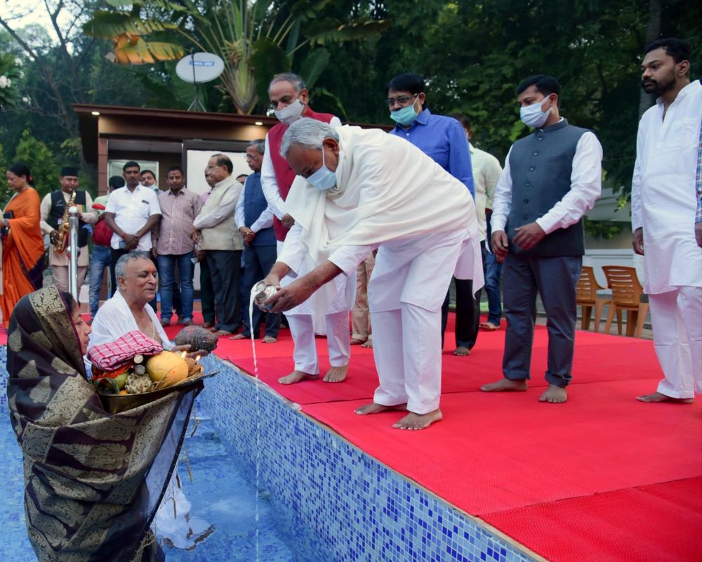 Bihar Chief Minister Nitish Kumar completes Chhath rituals at Patna residence