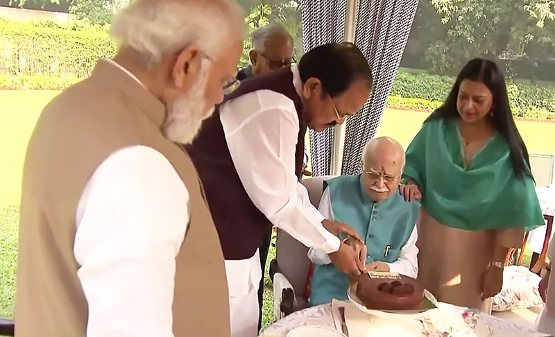 PM Modi visits LK Advani on his birthday