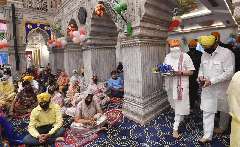 Modi visits Gurudwara Sis Ganj Sahib