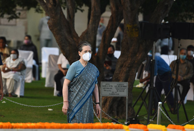 Gandhis pay tribute to Mahatma Gandhi
