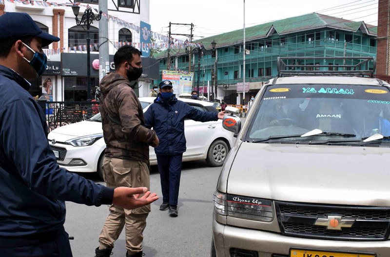 Traffic police challan vehicles flouting Covid SOPs in Srinagar