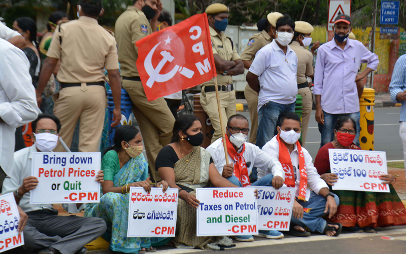 Petroleum price rise: CPI(M) activists protest in Hyderabad