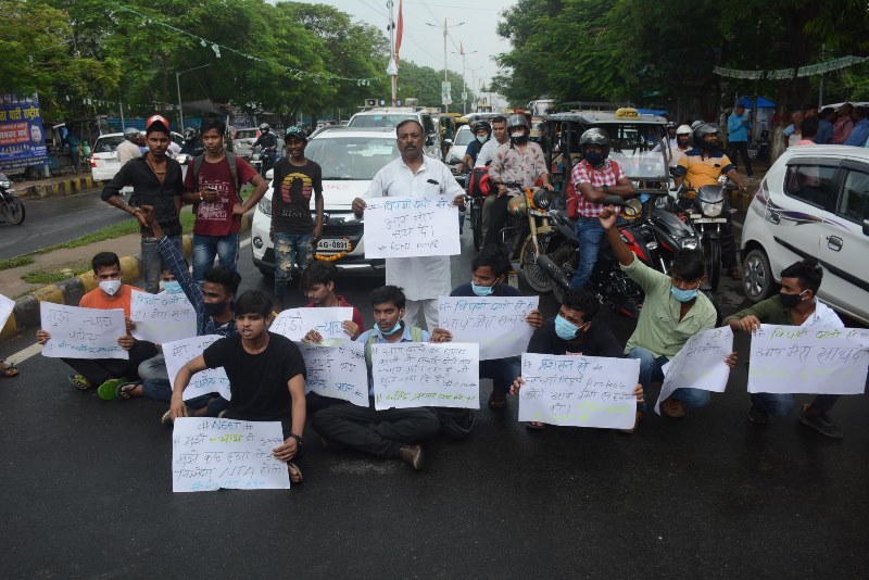 NEET examines block traffic near JDU office in protest of fraudism in Patna