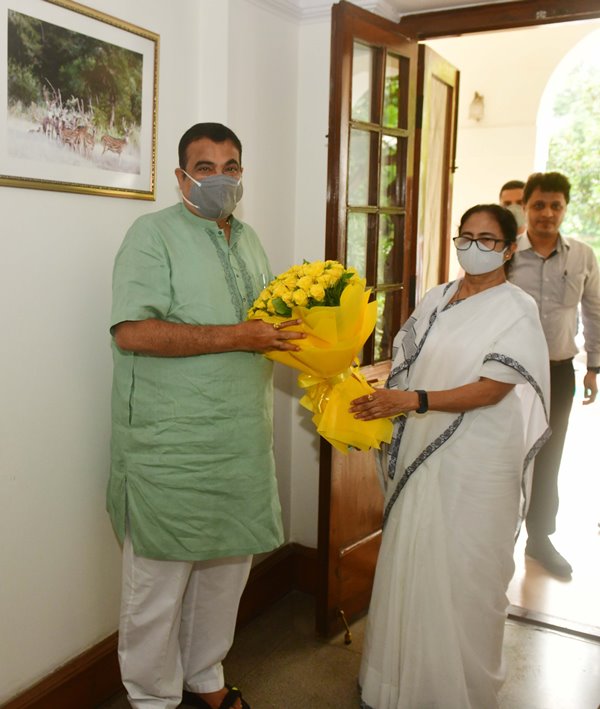Mamata Banerjee meets Nitin Gadkari in Delhi