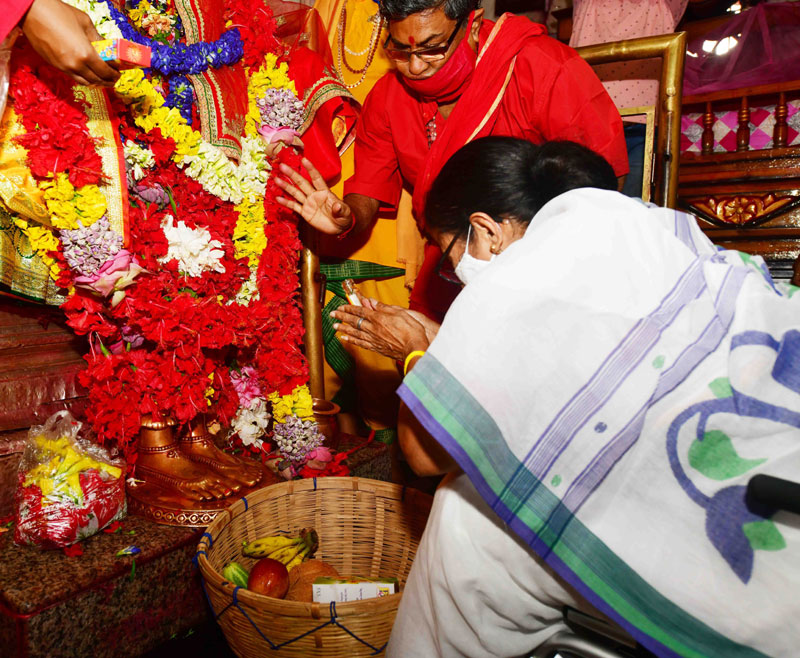 Bengal: Mamata Banerjee offers puja in Tarapith
