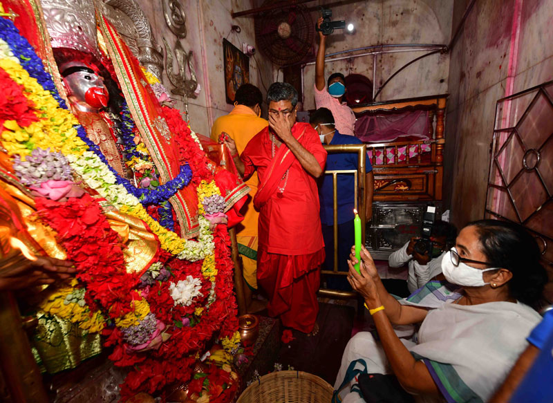 Bengal: Mamata Banerjee offers puja in Tarapith