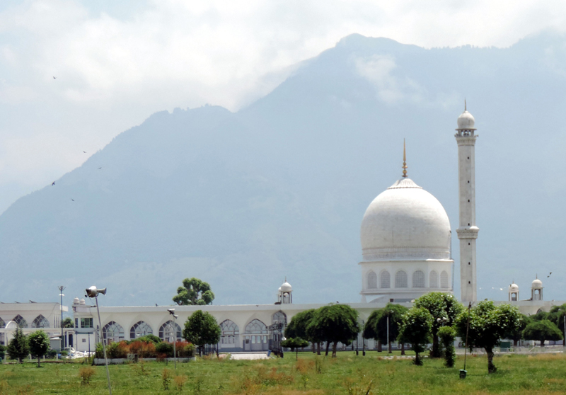 A deserted view of Hazratbal shrine