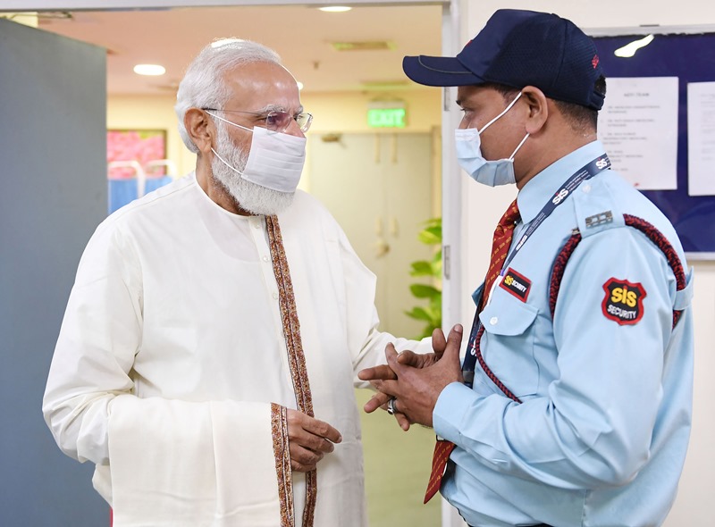 PM Modi interacts with frontline worker at Ram Manohar Lohia hospital as India crossed 100 crore vaccination