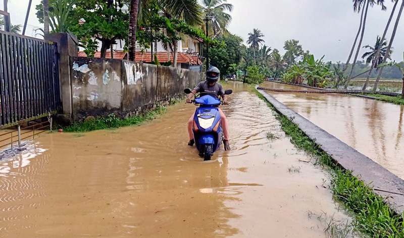 Vehicles passing through waterlogged roads as heavy rains lash Kerala