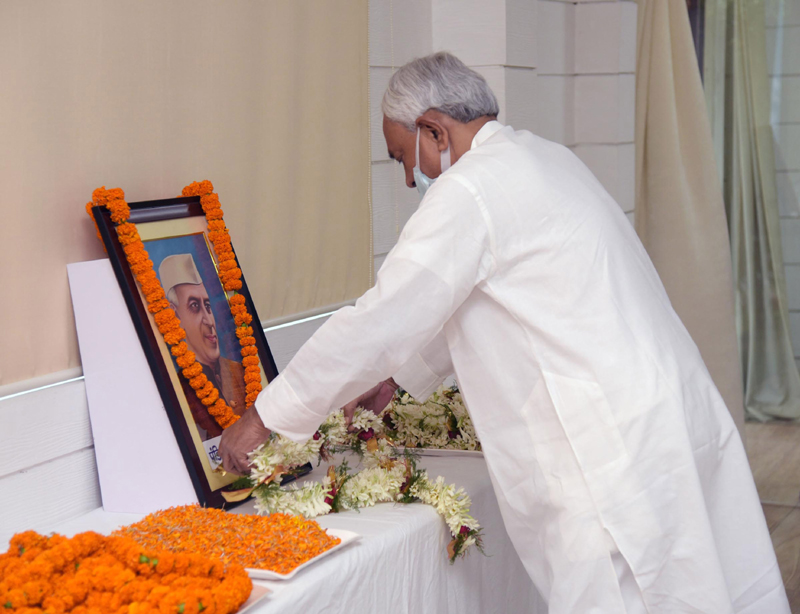 Bihar CM Nitish Kumar pays tribute to Pandit Nehru