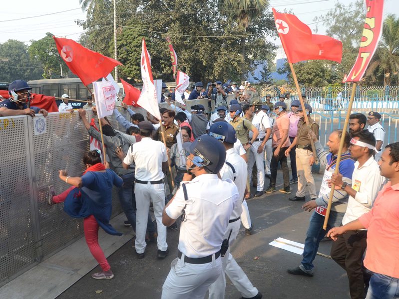 Kolkata Police stop left activists during their Raj Bhavan march over recruitment scam