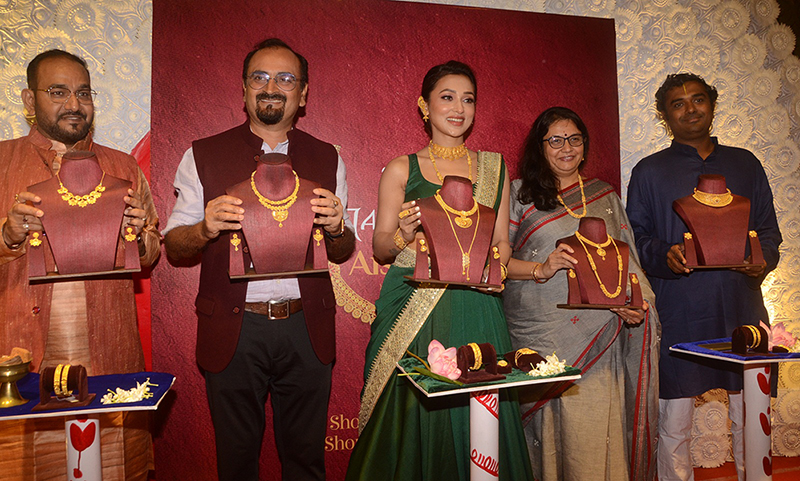 In images: Mimi Chakraborty unveils Tanishq's pujo collection
