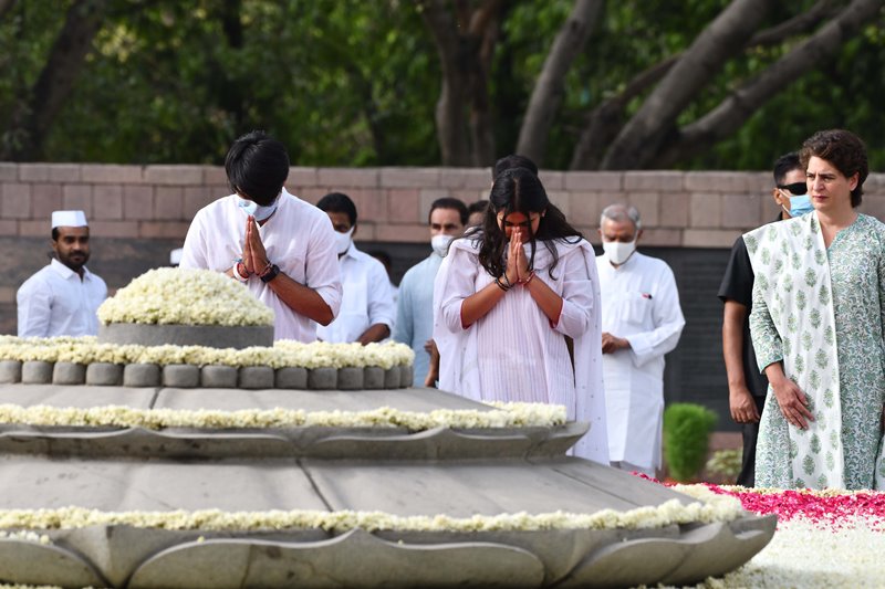 Sonia Gandhi pays tributes on Rajiv Gandhi’s death anniversary