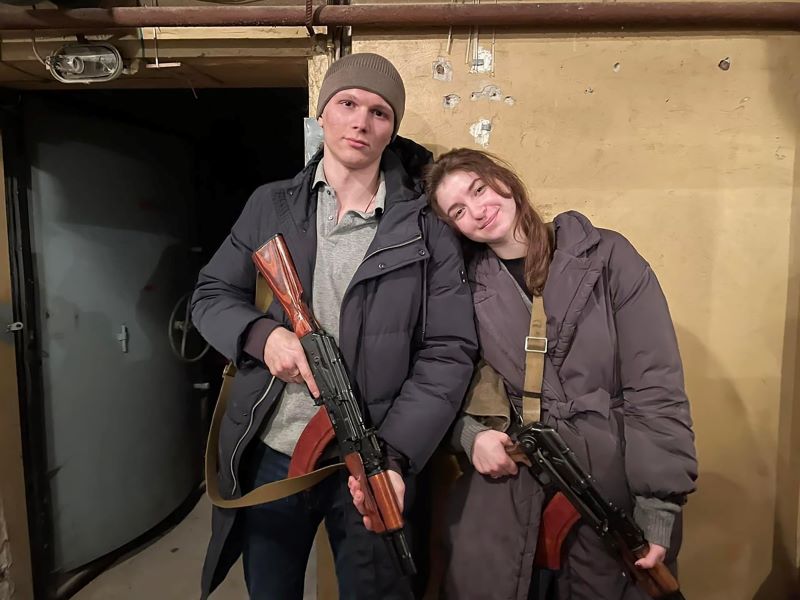 Ukranian couple takes marital vows before taking up weapons to fight Russian invasion
