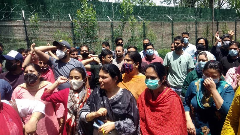 Srinagar: Kashmiri Pandits protest killing of Hindu teacher in J&K's Kulgam