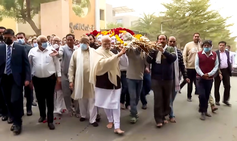 PM Modi carrying the mortal remains of his mother Heeraben for last rites