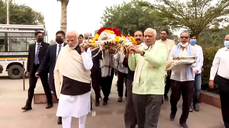 PM Modi carrying the mortal remains of his mother Heeraben for last rites