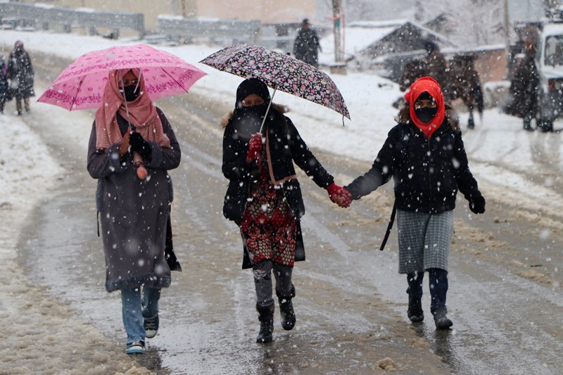 Kashmir: Snowfall in Kulgam