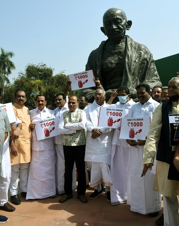Congress protests against fuel price hike outside Parliament