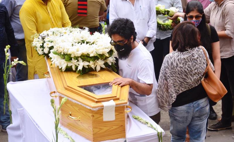 Last tributes, gun salute to late singer KK in Kolkata