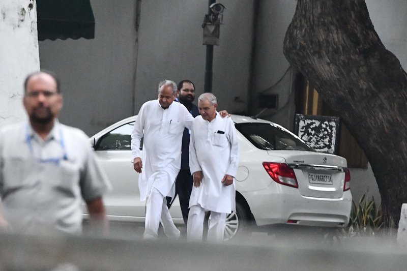 Ashok Gehlot interacts with Pawan Bansal after leaving Sonia Gandhi's residence