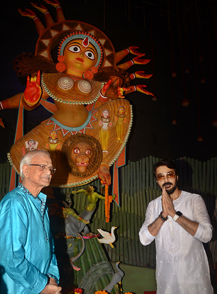 Prosenjit Chatterjee offers Maha Ashtami Anjali in Kolkata
