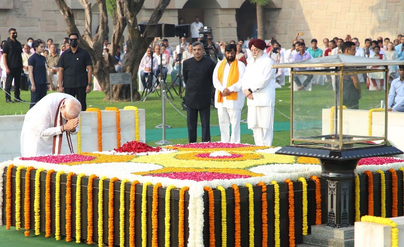 Prez Droupadi Murmu, PM Modi pay tribute to Mahatma Gandhi on his birth anniversary