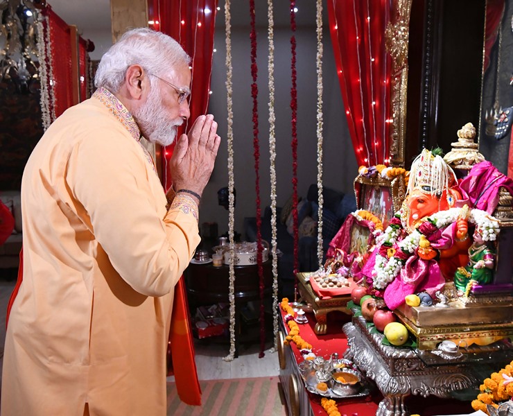 PM Modi participates in Ganesh Chaturthi